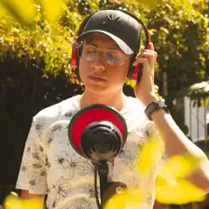 Frannie Whoを聴いたり、ミュージックビデオを鑑賞したり、経歴やツアー日程などを確認したりしましょう！