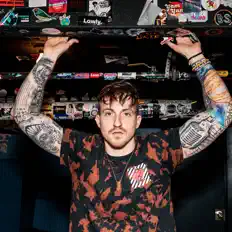 Brandon Tomlinson सुनें, म्यूज़िक वीडियो देखें, बायो पढ़ें, दौरे की तारीखें और बहुत कुछ देखें!