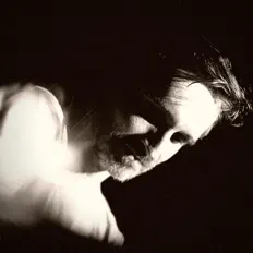 聆聽 Milos、觀看音樂影片、閱讀小傳、查看巡演日期等！