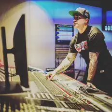 Ouve DJ Noriega, vê vídeos de música, lê a biografia, vê as datas da digressão e muito mais!