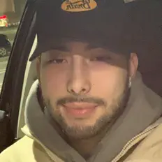 Escucha a Osh, mira videos musicales, lee su biografía, consulta las fechas de las gira y más.