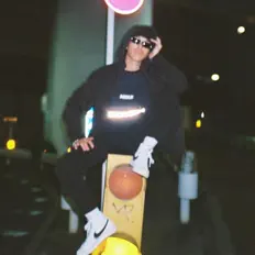 聆聽 Niji、觀看音樂影片、閱讀小傳、查看巡演日期等！