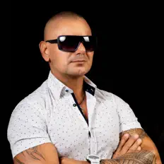 Dengarkan John Spark, tonton video musik, baca bio, lihat tanggal tur & lainnya!