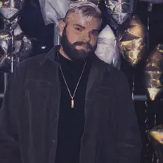 聆聽 Alex In...、觀看音樂影片、閱讀小傳、查看巡演日期等！
