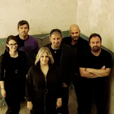 Escucha a vit@vox, mira videos musicales, lee su biografía, consulta las fechas de las gira y más.