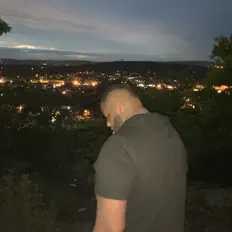 聆聽 Ishtia、觀看音樂影片、閱讀小傳、查看巡演日期等！