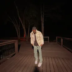 聆聽 PRADA RAY、觀看音樂影片、閱讀小傳、查看巡演日期等！