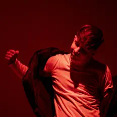 聆聽 Nobody、觀看音樂影片、閱讀小傳、查看巡演日期等！