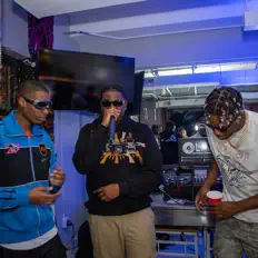 聆聽 3081 Main、觀看音樂影片、閱讀小傳、查看巡演日期等！