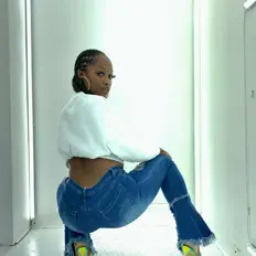 聆聽 LeauxLeaux、觀看音樂影片、閱讀小傳、查看巡演日期等！