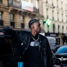 聆聽 Theekm、觀看音樂影片、閱讀小傳、查看巡演日期等！