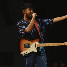 聆聽 Teö、觀看音樂影片、閱讀小傳、查看巡演日期等！