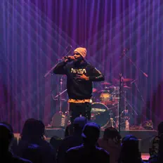 Luister naar Theo, bekijk muziekvideo's, lees de bio, bekijk de tourdata, en meer!