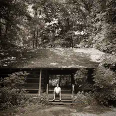 Hör dir Felt Moon an, schau dir Musikvideos an, lies die Biografie, finde Tourdaten und mehr!