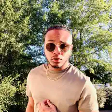 Poslechněte si interpreta Don Stone, sledujte hudební videa, přečtěte si životopis, podívejte se na data turné a další informace.