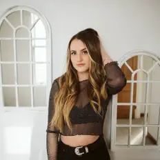 Kylee Stoneを聴いたり、ミュージックビデオを鑑賞したり、経歴やツアー日程などを確認したりしましょう！