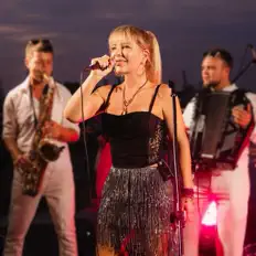 聆聽 Anna Herrera de Pavon、觀看音樂影片、閱讀小傳、查看巡演日期等！