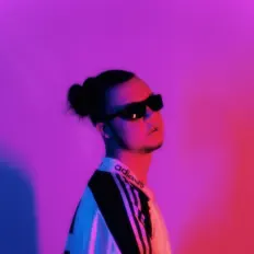 Poslechněte si interpreta PALE BEE, sledujte hudební videa, přečtěte si životopis, podívejte se na data turné a další informace.