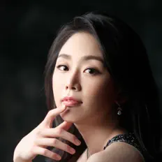 聆聽 Yoonie Han、觀看音樂影片、閱讀小傳、查看巡演日期等！