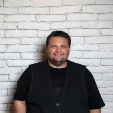 Besmir Shishkoを聴いたり、ミュージックビデオを鑑賞したり、経歴やツアー日程などを確認したりしましょう！