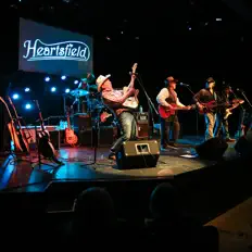 收听 Heartsfield、观看音乐视频、阅读小传、查看巡演日期等 ！
