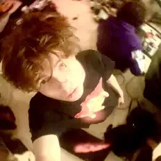 Poslechněte si interpreta Maki Adams, sledujte hudební videa, přečtěte si životopis, podívejte se na data turné a další informace.