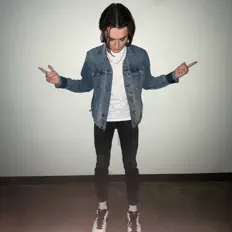 Poslechněte si interpreta Young Micah, sledujte hudební videa, přečtěte si životopis, podívejte se na data turné a další informace.