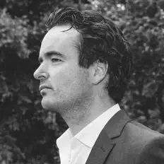 聆聽 Nick Hinton、觀看音樂影片、閱讀小傳、查看巡演日期等！