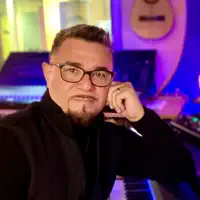 Poslechněte si interpreta undefined, sledujte hudební videa, přečtěte si životopis, podívejte se na data turné a další informace.