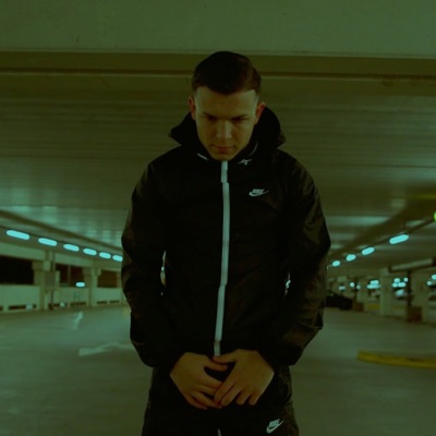 Sok kígyó ölel körbe - Single