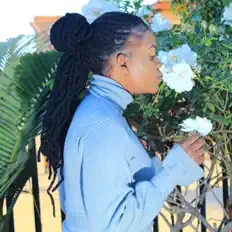 聆聽 Fefey、觀看音樂影片、閱讀小傳、查看巡演日期等！