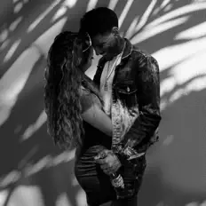 聆聽 KR Official、觀看音樂影片、閱讀小傳、查看巡演日期等！