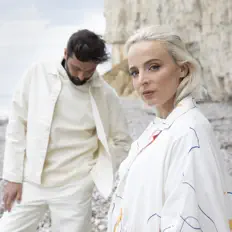 聆聽 Madame Monsieur、觀看音樂影片、閱讀小傳、查看巡演日期等！