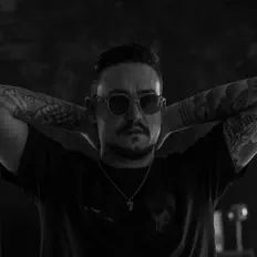 聆聽 Dane、觀看音樂影片、閱讀小傳、查看巡演日期等！