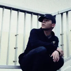 Écoutez むらさき。, regardez des vidéoclips, lisez la biographie, consultez les dates de tournée et plus encore !