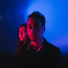 收听 Cheap Hotels、观看音乐视频、阅读小传、查看巡演日期等 ！