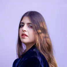 Hör dir Yael Gold an, schau dir Musikvideos an, lies die Biografie, finde Tourdaten und mehr!