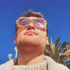 聆聽 Base、觀看音樂影片、閱讀小傳、查看巡演日期等！