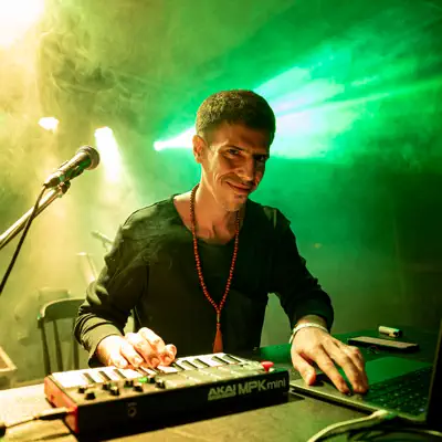 Listen to Peré Oudav, watch music videos, read bio, see tour dates & more!