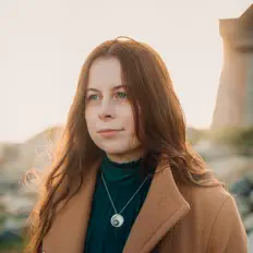 Ascolta Roisin Ward Morrow, guarda video musicali, leggi la biografia, vedi le date del tour & altro!