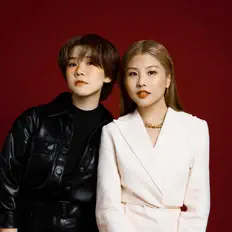 聆聽 StellaVee、觀看音樂影片、閱讀小傳、查看巡演日期等！
