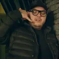 Azi Lumea Te Suna Des
