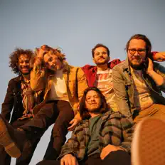 Hollyy सुनें, म्यूज़िक वीडियो देखें, बायो पढ़ें, दौरे की तारीखें और बहुत कुछ देखें!