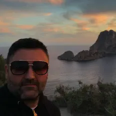 Ibiza Knightsを聴いたり、ミュージックビデオを鑑賞したり、経歴やツアー日程などを確認したりしましょう！