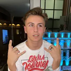 Ouça YOURBOYCHIK, assista a videoclipes, leia a biografia, veja as datas das turnês e mais!