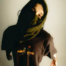 ASHLEY WATERを聴いたり、ミュージックビデオを鑑賞したり、経歴やツアー日程などを確認したりしましょう！