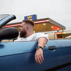 Poslechněte si interpreta Crazilla, sledujte hudební videa, přečtěte si životopis, podívejte se na data turné a další informace.