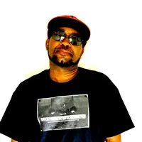 Hör dir undefined an, schau dir Musikvideos an, lies die Biografie, finde Tourdaten und mehr!