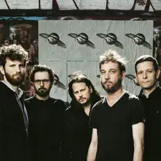 聆聽 Les Lignes Droites、觀看音樂影片、閱讀小傳、查看巡演日期等！