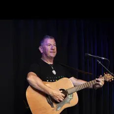 Damien Quinnを聴いたり、ミュージックビデオを鑑賞したり、経歴やツアー日程などを確認したりしましょう！
